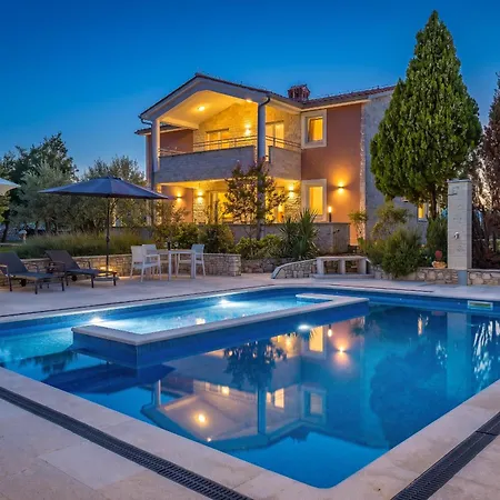 Majmajola Garden For 14 Persons Near Pula With Kids Playground, Sauna & Large Garden Villa Vodnjan