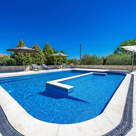 Majmajola Garden For 14 Persons Near Pula With Kids Playground, Sauna & Large Garden Villa Vodnjan