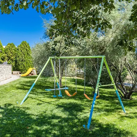 Majmajola Garden For 14 Persons Near Pula With Kids Playground, Sauna & Large Garden Villa Vodnjan