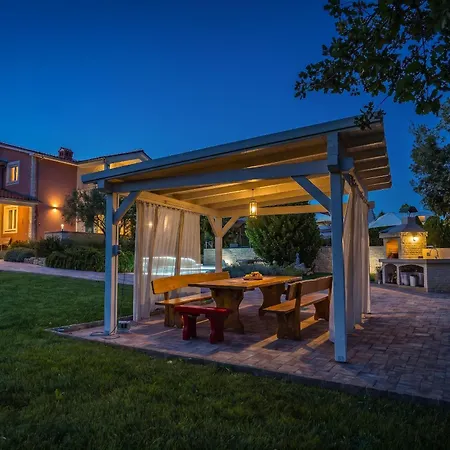 Villa Majmajola Garden For 14 Persons Near Pula With Kids Playground, Sauna & Large Garden *