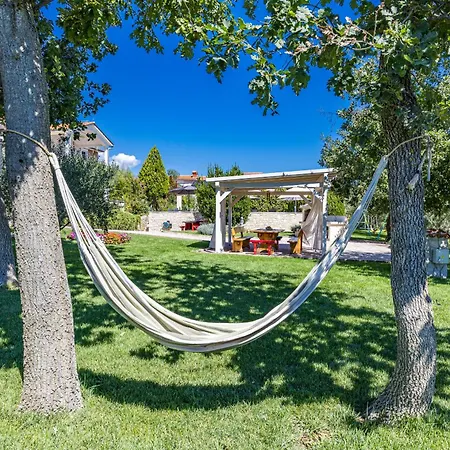 Villa Majmajola Garden For 14 Persons Near Pula With Kids Playground, Sauna & Large Garden