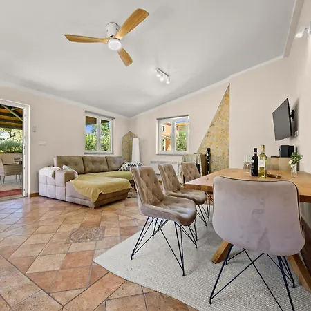 Villa Majmajola Garden For 14 Persons Near Pula With Kids Playground, Sauna & Large Garden *