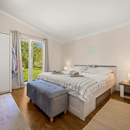 Majmajola Garden For 14 Persons Near Pula With Kids Playground, Sauna & Large Garden *