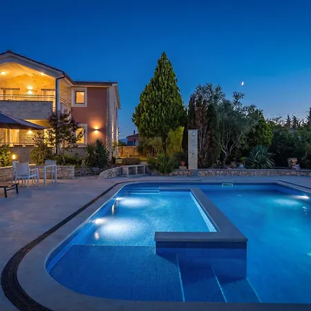 Villa Majmajola Garden For 14 Persons Near Pula With Kids Playground, Sauna & Large Garden *