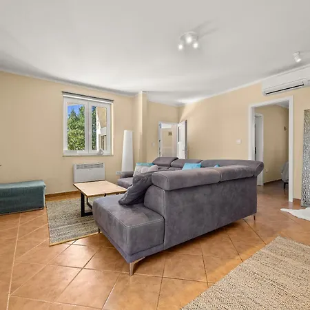 Villa Majmajola Garden For 14 Persons Near Pula With Kids Playground, Sauna & Large Garden *