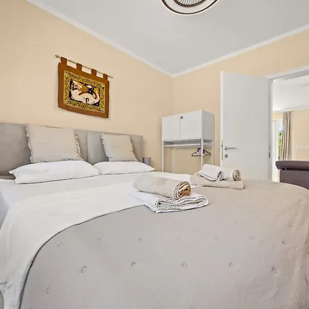 Majmajola Garden For 14 Persons Near Pula With Kids Playground, Sauna & Large Garden
