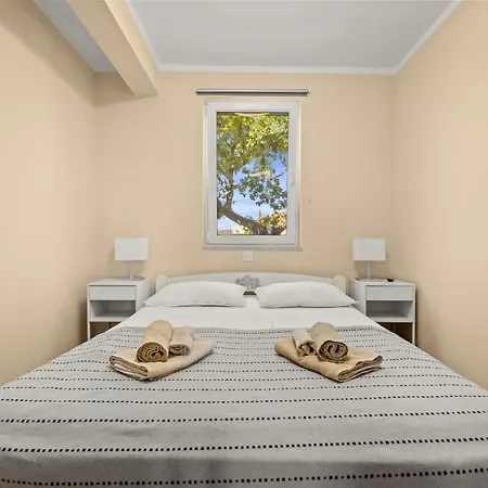 Majmajola Garden For 14 Persons Near Pula With Kids Playground, Sauna & Large Garden * Vodnjan