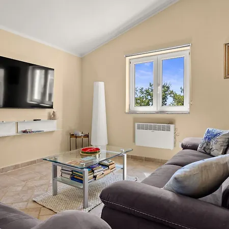Majmajola Garden For 14 Persons Near Pula With Kids Playground, Sauna & Large Garden * Vodnjan