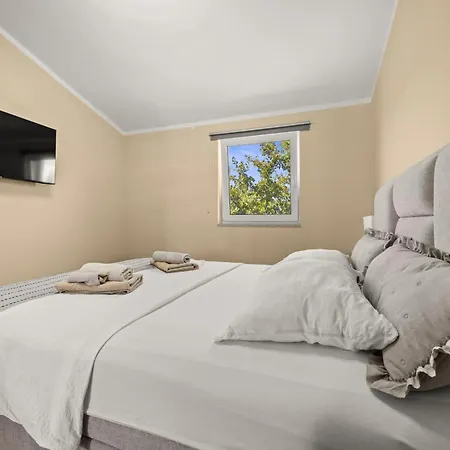 Majmajola Garden For 14 Persons Near Pula With Kids Playground, Sauna & Large Garden Villa Vodnjan