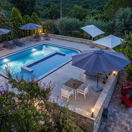 Villa Majmajola Garden For 14 Persons Near Pula With Kids Playground, Sauna & Large Garden Vodnjan