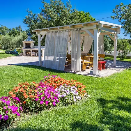 Majmajola Garden For 14 Persons Near Pula With Kids Playground, Sauna & Large Garden * Vodnjan